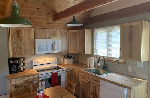 Thompsonville House | Cozy Cabin: Cute, Clean and 2 miles to Crystal Mtn. Resort!