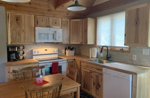 Thompsonville House | Cozy Cabin: Cute, Clean and 2 miles to Crystal Mtn. Resort!
