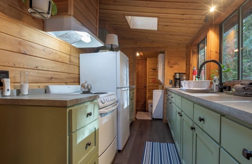 Rhododendron Cabin | Cozy cabin in the Woods, Hot tub, secluded