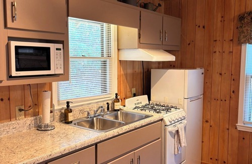 Rabun Gap Cabin | Cozy cabin located atop a hillside overlooking a beautiful lake