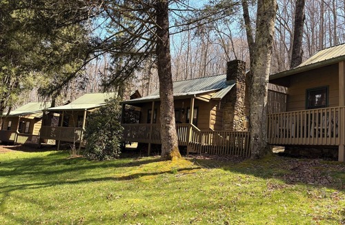 Rabun Gap Cabin | Cozy cabin located atop a hillside overlooking a beautiful lake