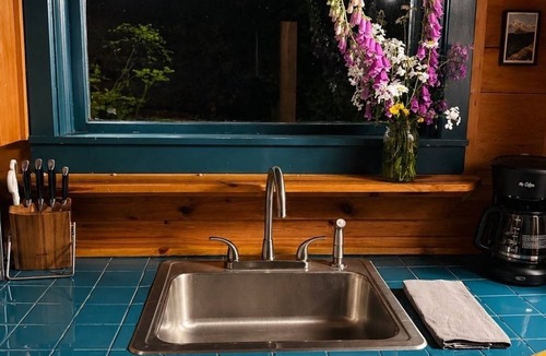 Rhododendron Cabin | Cozy Cabin near Mt Hood with Hot Tub