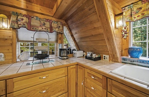 Rhododendron Cabin | Cozy Creekside Cabin Near Mt Hood | 2 Baths Deck Fire Pit