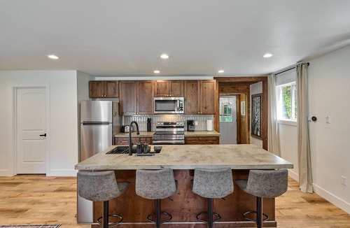 Rhododendron Cabin | Cozy Forest Cabin, Hot Tub, King beds, AC, Fast Wi-fi, Waterfront, Pet Friendly