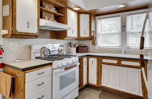 Hart House | Cozy Hart Getaway w/Fire Pit < 1 Mi to Lake!