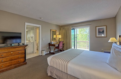 Clayton Hotel | Cozy King Room in Clayton with Mountain Views and Resort Access