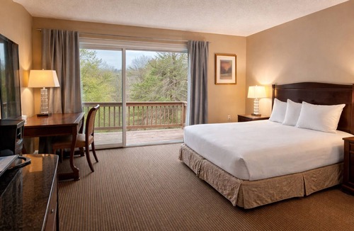Clayton Hotel | Cozy King Room in Clayton with Mountain Views and Resort Access