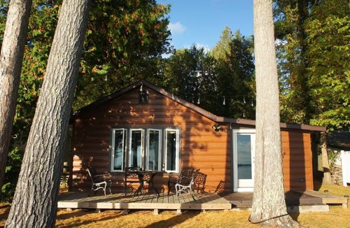 Onaway Cottage | Cozy Lakefront Cottage Getaway on Black Lake