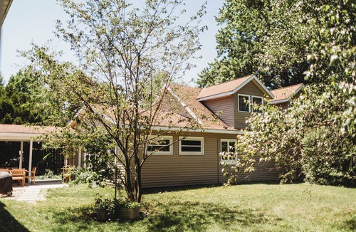 Harbert House | Cozy Oasis by Lake MI & Dunes with Hot Tub!