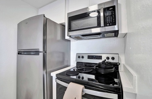 Golden Glades Apartment | Cozy Park Towers Studio King Bed & Tub | Hard Rock