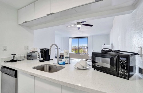Golden Glades Apartment | Cozy Park Towers Studio King Bed & Tub | Hard Rock
