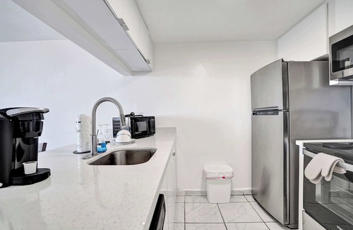 Golden Glades Apartment | Cozy Park Towers Studio King Bed & Tub | Hard Rock