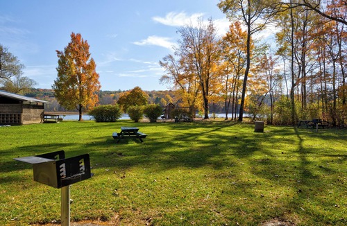 Sharon Ski Chalet | Cozy Sharon Chalet Lakeside Cottage with Large Deck