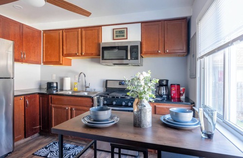 Inkster House | Cozy & Simple 2bd near DTW Airport w/Fast Wi-Fi