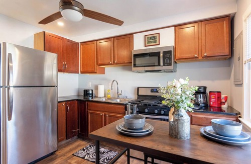 Inkster House | Cozy & Simple 2bd near DTW Airport w/Fast Wi-Fi