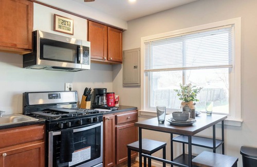 Inkster House | Cozy & Simple 2bd near DTW Airport w/Fast Wi-Fi