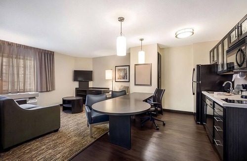 Libertyville House | Cozy Suite w/BBQ & Full Kitchen – Perfect for Relaxing Getaways & Longer Stays