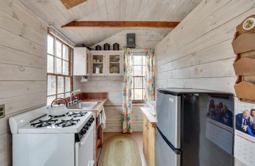 Tisbury House | Cozy Vineyard Haven Cottage < 1 Mi to Beach!