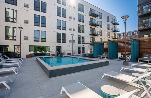 Downtown Minneapolis Apartment | CozySuites Marquee 1BR w/pool & gym | King bed