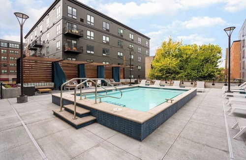 Downtown Minneapolis Apartment | CozySuites Marquee 1BR w/pool & gym | King bed