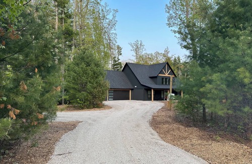 Empire House | Cranberry Lodge - Hot Tub - Gaming Tables - Pet-Friendly - Sleeping Bear Dunes