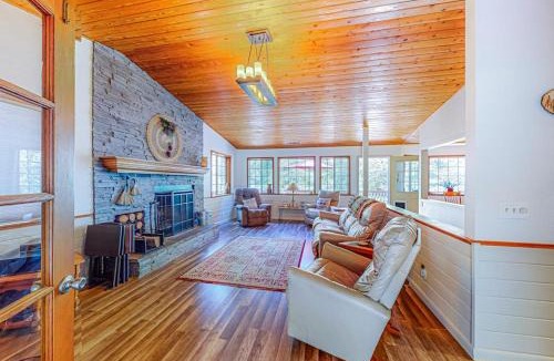 Crestline House | Creekside Cabin