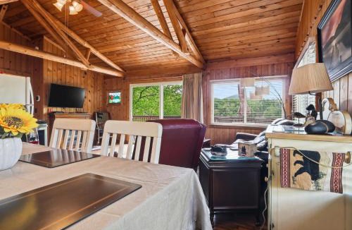 Huddleston House | Cute and Comfy Cabin, Stunning Lakefront Views