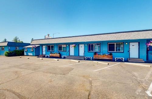 Bandon Apartment | Cute beach room with fast WiFI - walk to downtown shops & eats