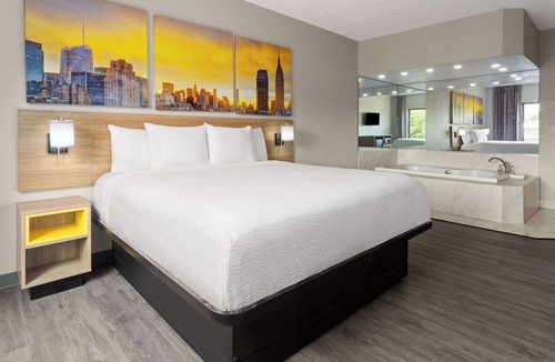 Colonie Hotel | Days Inn & Suites by Wyndham Albany