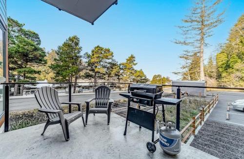Gold Beach Apartment | Dog-friendly home near the ocean with fireplaces grill balcony & deck