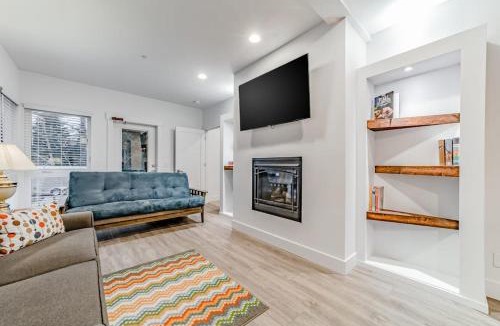 Gold Beach Apartment | Dog-friendly home near the ocean with fireplaces grill balcony & deck