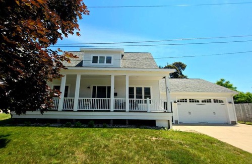 Harbor Springs House | Downtown Harbor Springs cottage with 4 bedrooms, 2 baths, yard, and grill.