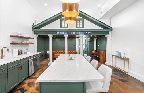 Central Business District Apartment | Downtown Mobile - Walk to everything - Downtown luxe - Pets Welcome