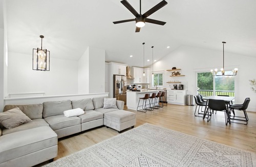 Traverse City House | Dream Palace-Hot Tub-Sauna-Cold Plunge-Game Room-Fire pit-5BR-3BA near Long Lake