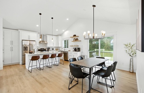 Traverse City House | Dream Palace-Hot Tub-Sauna-Cold Plunge-Game Room-Fire pit-5BR-3BA near Long Lake