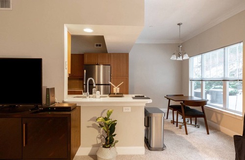 Waltham Apartment | Dreamy Waltham 1BR w/Gym & W/D, nr Shops & Groceries, by Blueground
