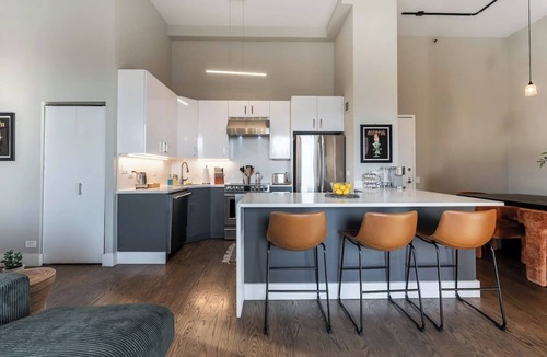 The Loop Condo | Dtown Penthouse 3bd VIEWS+Parking +Gym+Pool