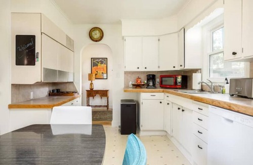 Traverse City House | Eclectic Cottage by the bay, downtown, bike trail