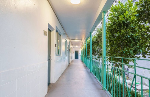 West Avenue Apartment | Eclectic & Spacious 2/1 APT in the center of SoBe