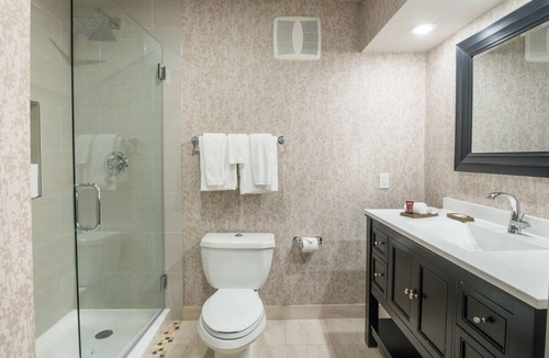 Barron Park Hotel | Eco-Friendly Unit with Outdoor Heated Pool, Free Breakfast & Parking