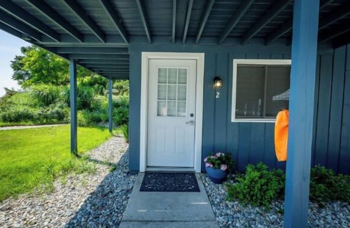Whitehall Resort | Economical, well-appointed queen room.