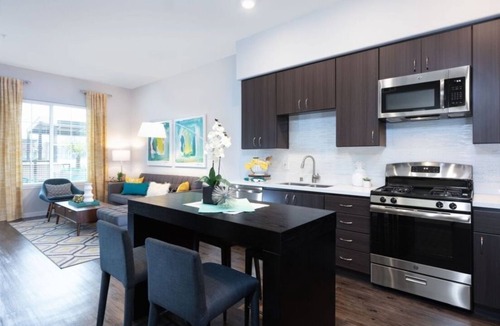 Downtown Condo | Elegant 1BR at 300 Railway w Pool, Gym & BBQ Area