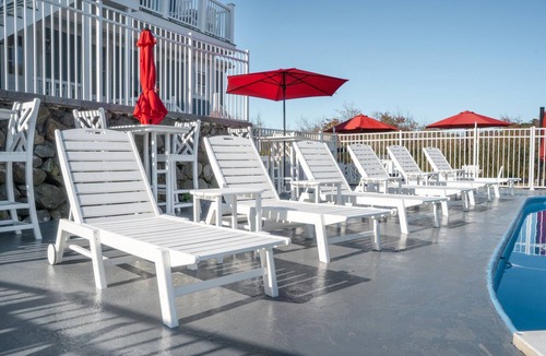 Hampton Hotel | Elegant and comfortable queen room at the beach!