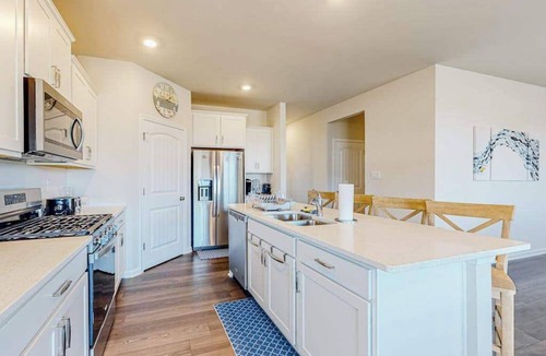 Millville House | Elegant home in Millville by the Sea with 2 pools, gym, dock & W/D
