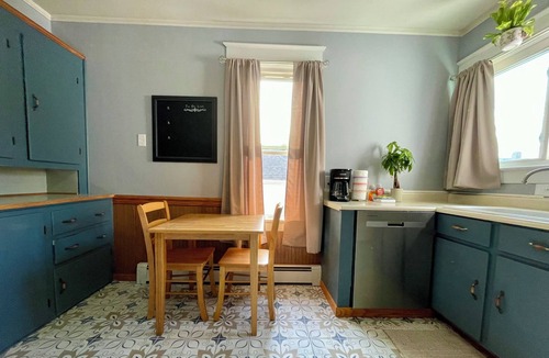 Port Clinton House | Elegant PC "Bungalow Home" with Sunroom near Beach*Park*Lighthouse*Restaurants