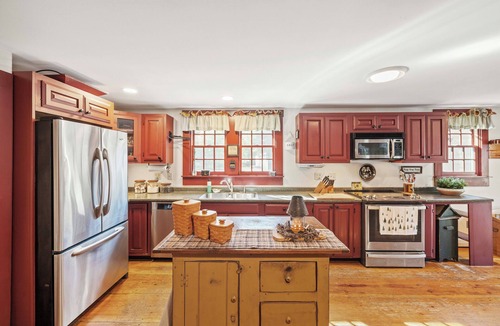 Holderness House | Escape to Central Escape’s 2-bedroom option, perfectly located in New Hampshire’s Lakes Region. Enjoy a private year-round hot tub, spacious backyard with yard games, and easy access to downtown Meredith, Squam Lake, and summer concerts.