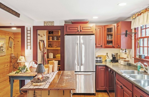 Holderness House | Escape to Central Escape’s 2-bedroom option, perfectly located in New Hampshire’s Lakes Region. Enjoy a private year-round hot tub, spacious backyard with yard games, and easy access to downtown Meredith, Squam Lake, and summer concerts.