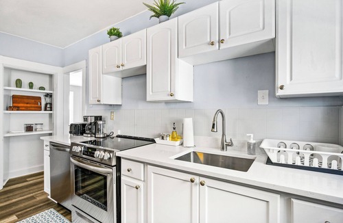 South Side House | Family-Friendly 4BR, 2B Near Boston, Walk to Moody St, Free Parking, Fast WIFI