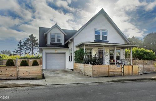 Nelscott House | Family Oasis - Hot Tub, Pool Table, Fire Pit