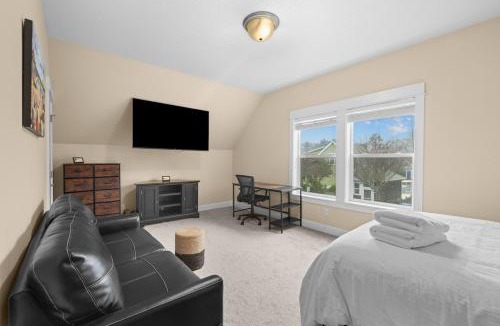 Nelscott House | Family Oasis - Hot Tub, Pool Table, Fire Pit